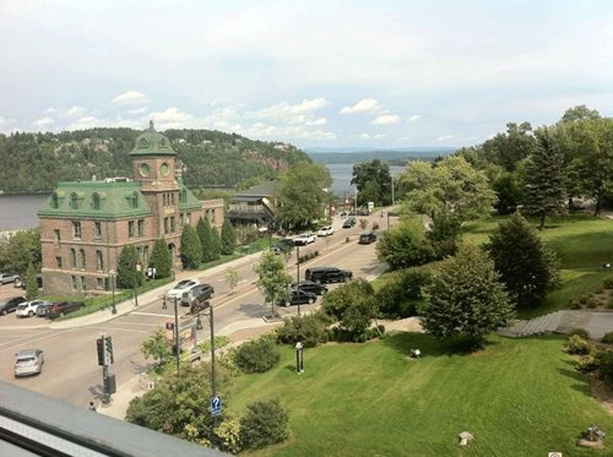 Hotel Chicoutimi, Affilie A Hyvi ภายนอก รูปภาพ